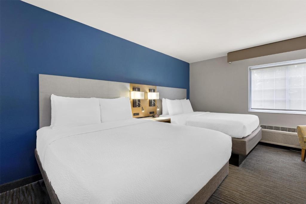 Postel nebo postele na pokoji v ubytování Best Western Cooperstown