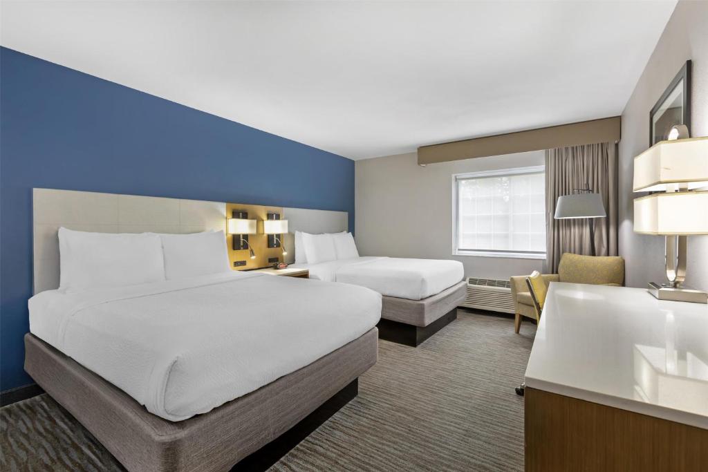 Postel nebo postele na pokoji v ubytování Best Western Cooperstown
