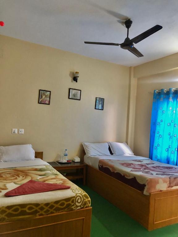 Un pat sau paturi într-o cameră la Hotel Aarjan And Restaurant