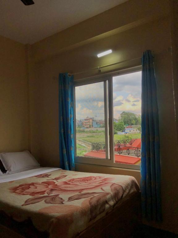 Un pat sau paturi într-o cameră la Hotel Aarjan And Restaurant