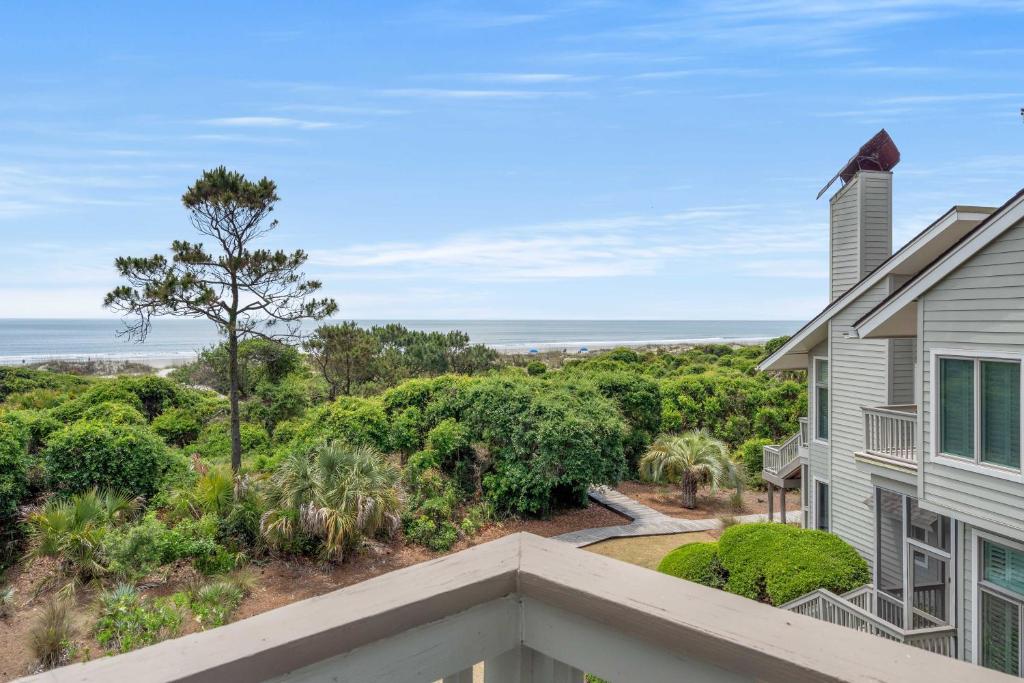 Una vista del océano desde el balcón de una casa. en 1102 Duneside Villa by Akers Ellis Rentals, en Kiawah Island