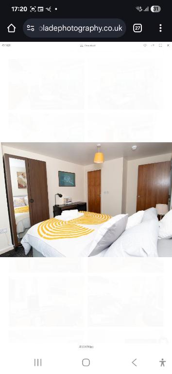 Captura de pantalla de una habitación de hotel con cama en Dreaminstyle the Gatehaus, en Bradford