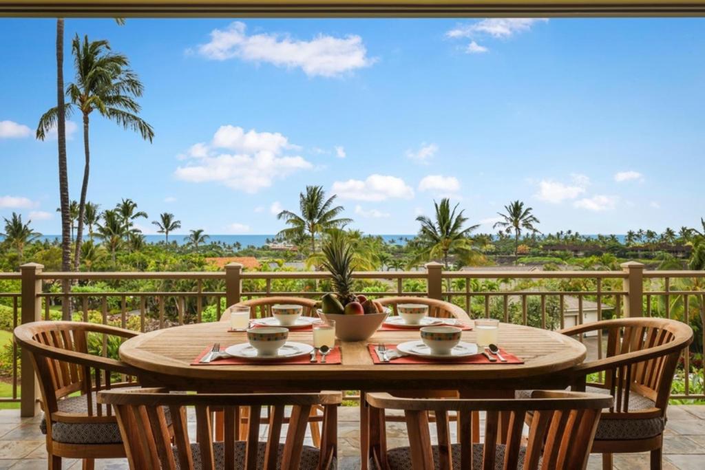 une table et des chaises sur un balcon avec vue sur l'océan dans l'établissement 3BD Ke Alaula Villa (210A) at Hualalai Resort, à Kukio