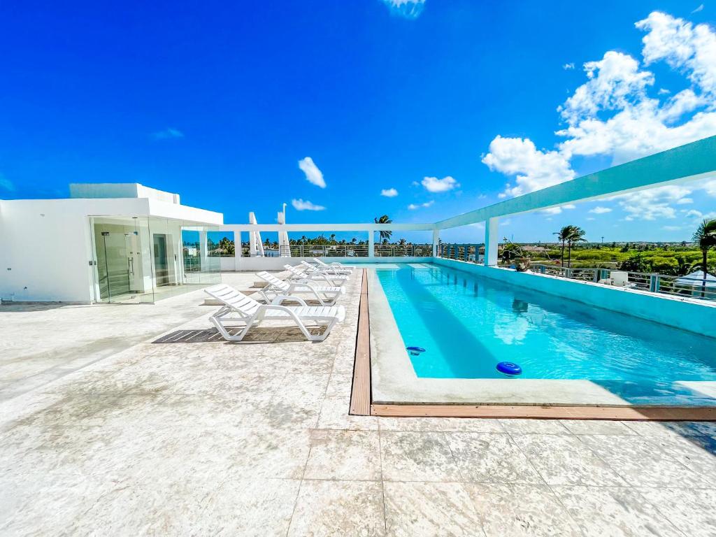 Bazén v ubytování AZURE Suites & Stuios HOTEL Rooftop pool DUKASSI Sol Caribe BEACH CLUB & SPA nebo v jeho okolí
