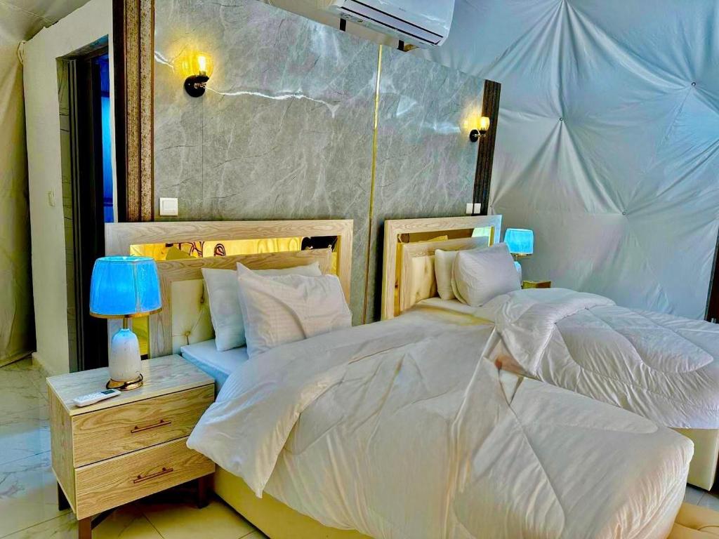 Postel nebo postele na pokoji v ubytování Wadi Rum Marina Camp