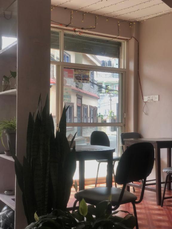 O zonă de relaxare la Hotel Aarjan And Restaurant