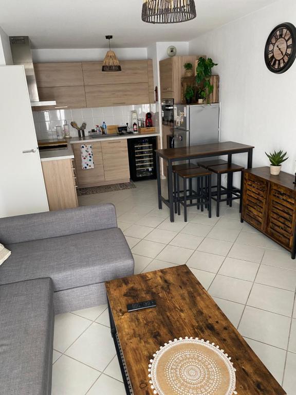 un salon avec un canapé et une table dans l'établissement Appartement de vacances Agde - 4pers, à Agde