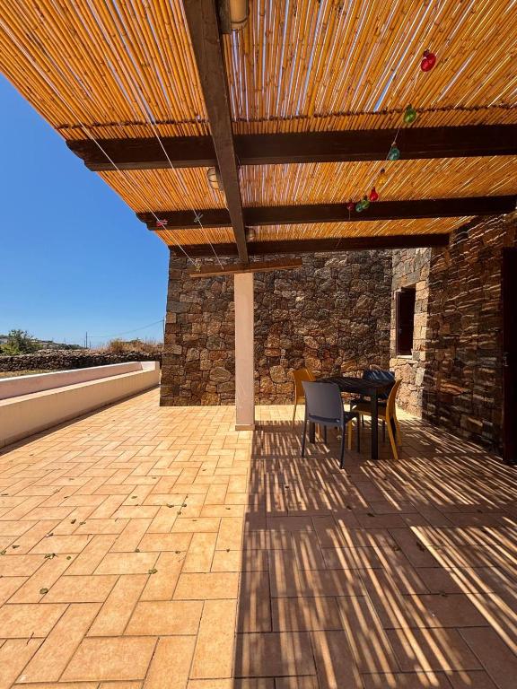Balkón nebo terasa v ubytování Ciuri di Pantelleria Dammusi