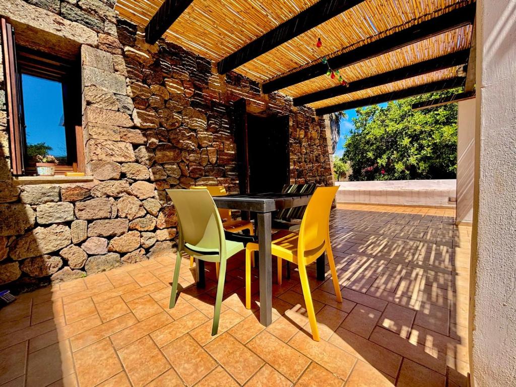 Balkón nebo terasa v ubytování Ciuri di Pantelleria Dammusi