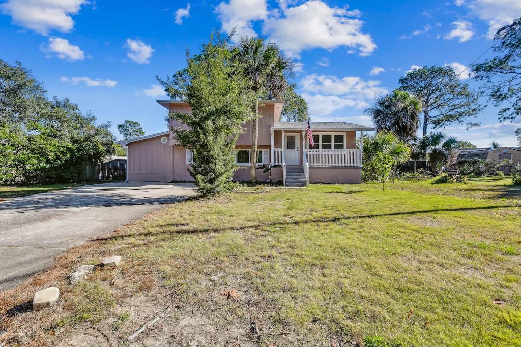 una casa con garaje y entrada en Near Downtown Beach House&Apt - Woodland Escape, en Pensacola