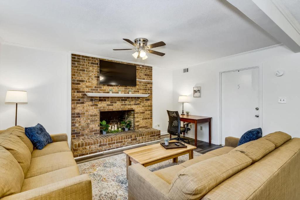 Χώρος καθιστικού στο Near Downtown Beach House&Apt - Woodland Escape
