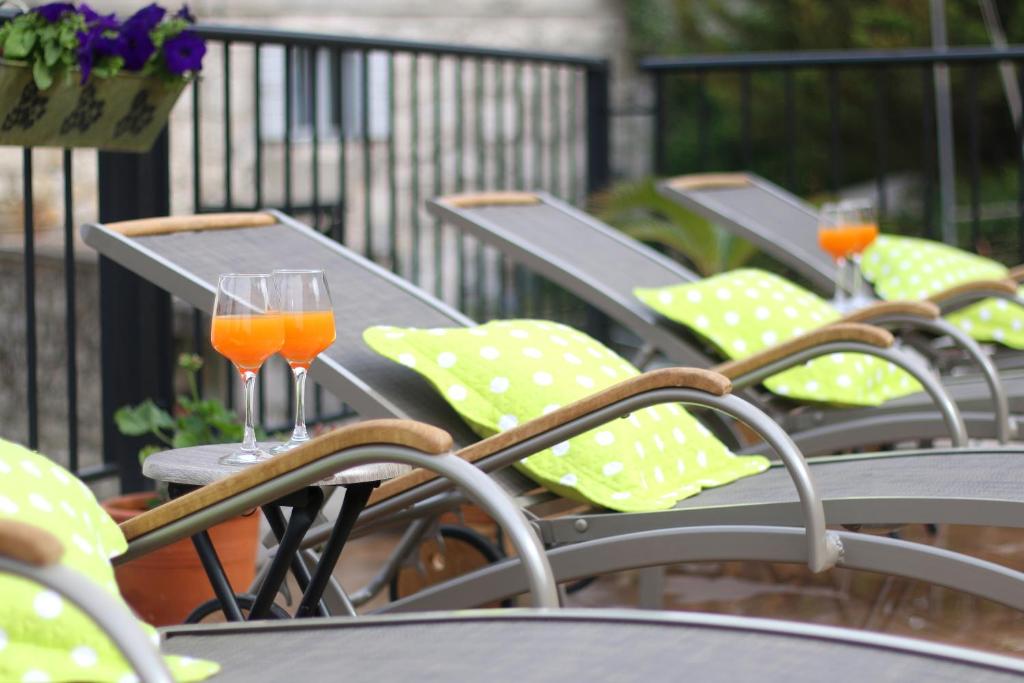 Dois copos de sumo de laranja sentados numa mesa ao ar livre. em Apartment Bambina em Split