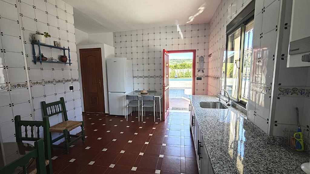 Kuchyň nebo kuchyňský kout v ubytování Villa Aljara