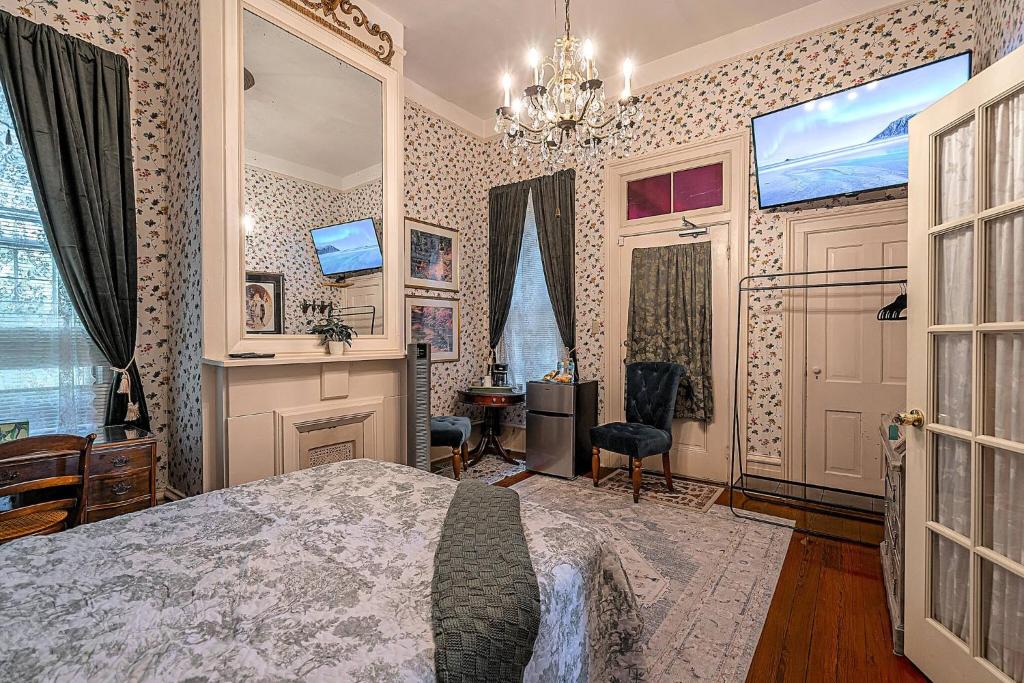 Postel nebo postele na pokoji v ubytování Parlor Room with Private Entrance Bathroom in a Victorian house