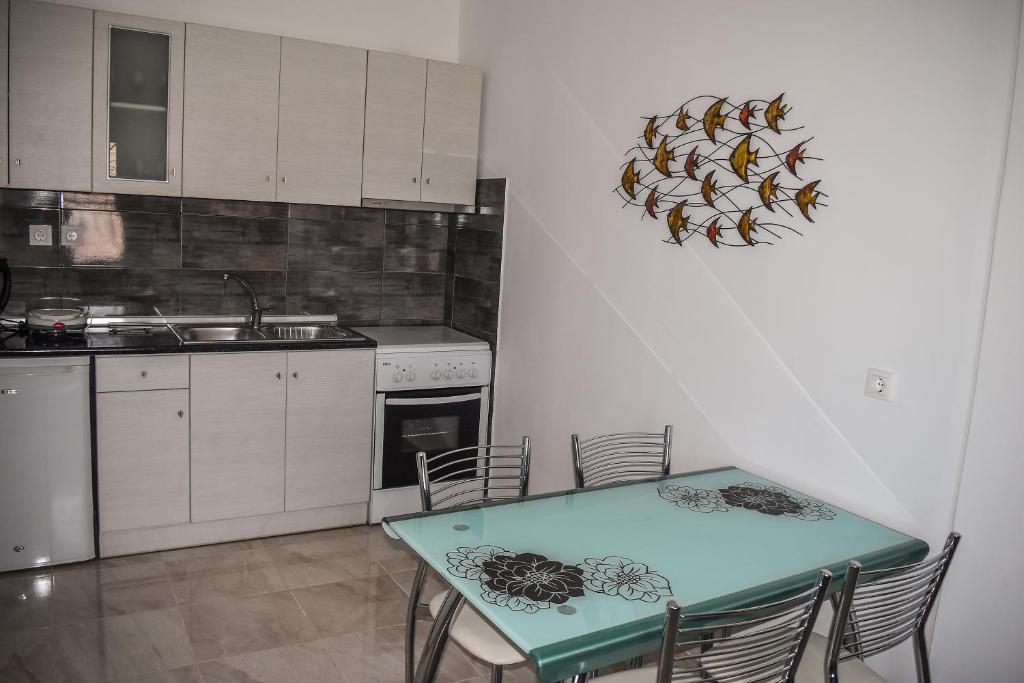 Kuchyň nebo kuchyňský kout v ubytování Mirsini Apartments