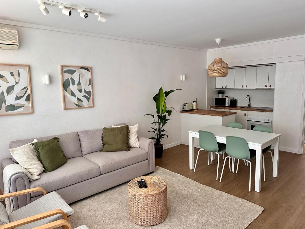 ein Wohnzimmer mit Sofa und Tisch in der Unterkunft Vilamoura Living 106 in Quarteira
