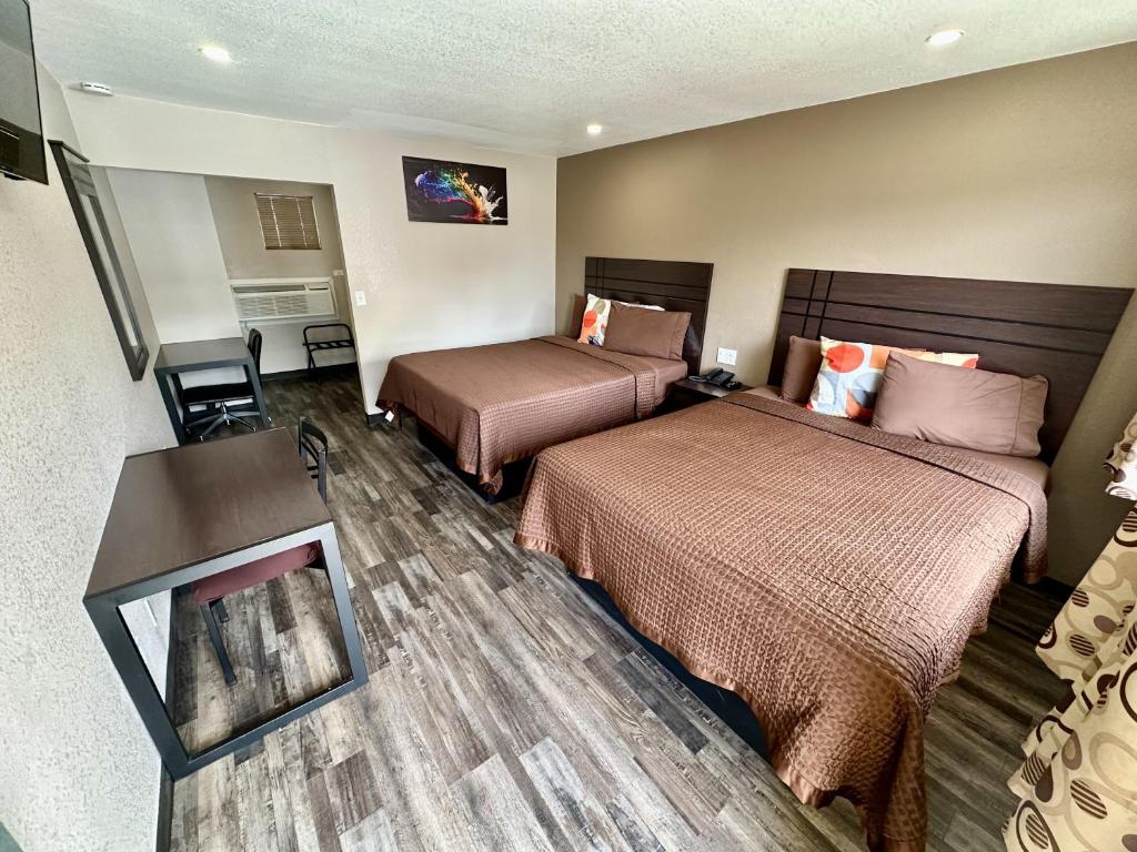Postel nebo postele na pokoji v ubytování West Inn NAU - Downtown Flagstaff