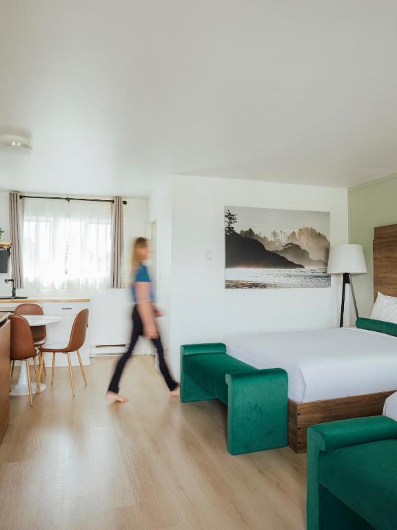 Postel nebo postele na pokoji v ubytování Ucluelet Wildwood Inn