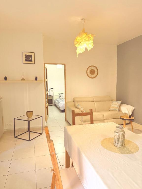 un salon avec une table et un canapé dans l'établissement 3 pièces près du Port de Nice, à Nice