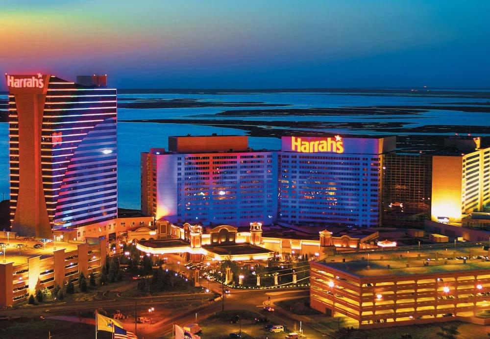 una vista dell'Hants Hotel di notte di Harrah's Resort Atlantic City by Suiteness ad Atlantic City