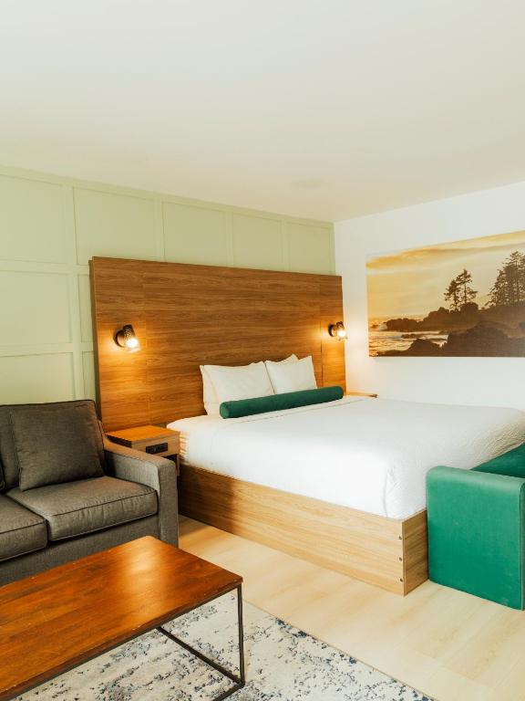 Postel nebo postele na pokoji v ubytování Ucluelet Wildwood Inn
