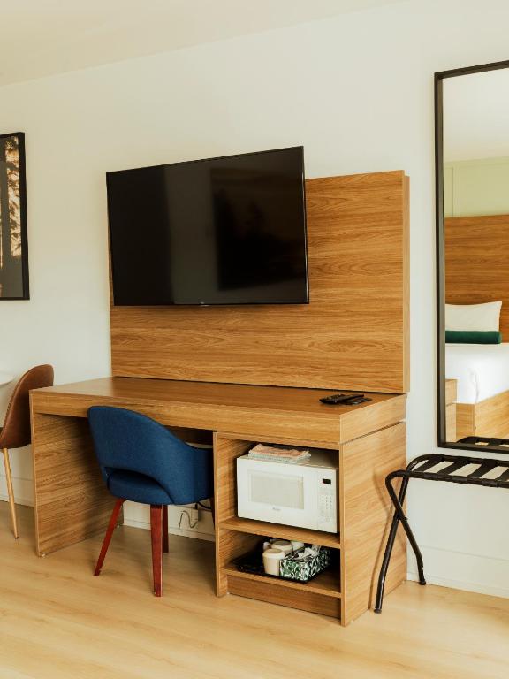 TV a/nebo společenská místnost v ubytování Ucluelet Wildwood Inn