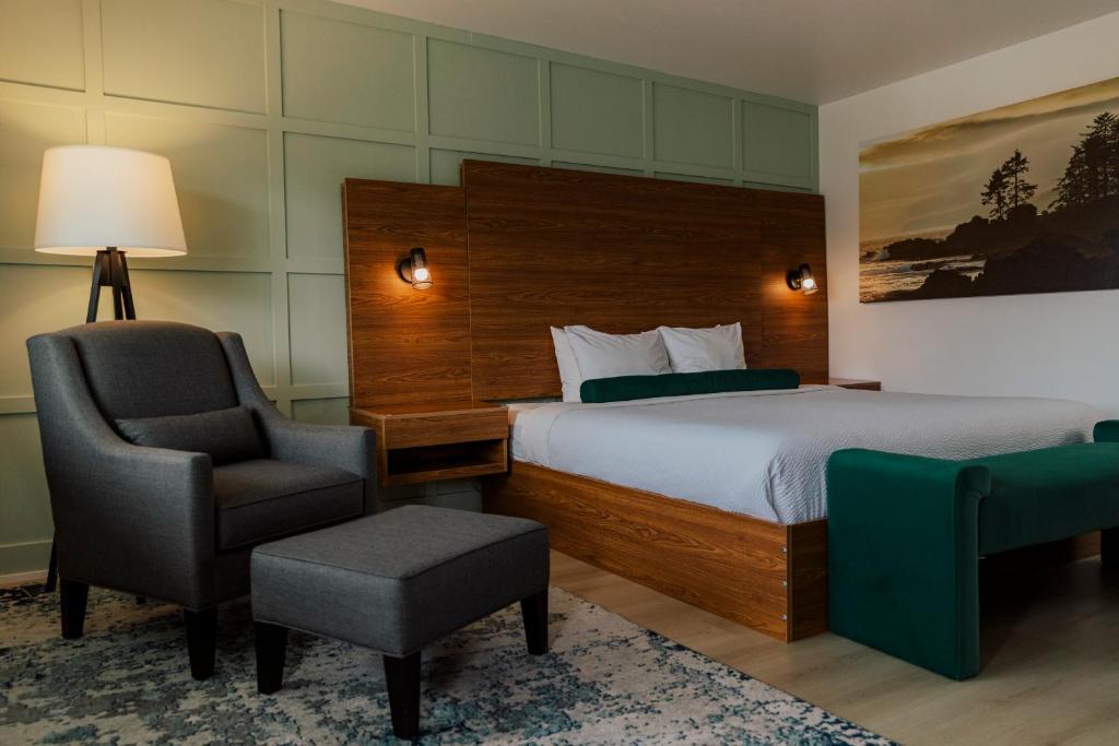 Postel nebo postele na pokoji v ubytování Ucluelet Wildwood Inn