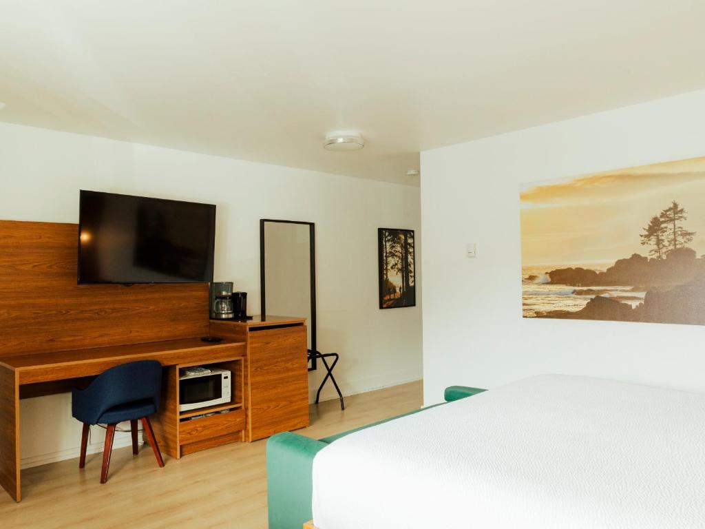 TV a/nebo společenská místnost v ubytování Ucluelet Wildwood Inn