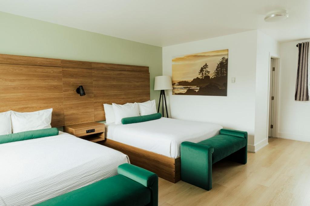 Postel nebo postele na pokoji v ubytování Ucluelet Wildwood Inn