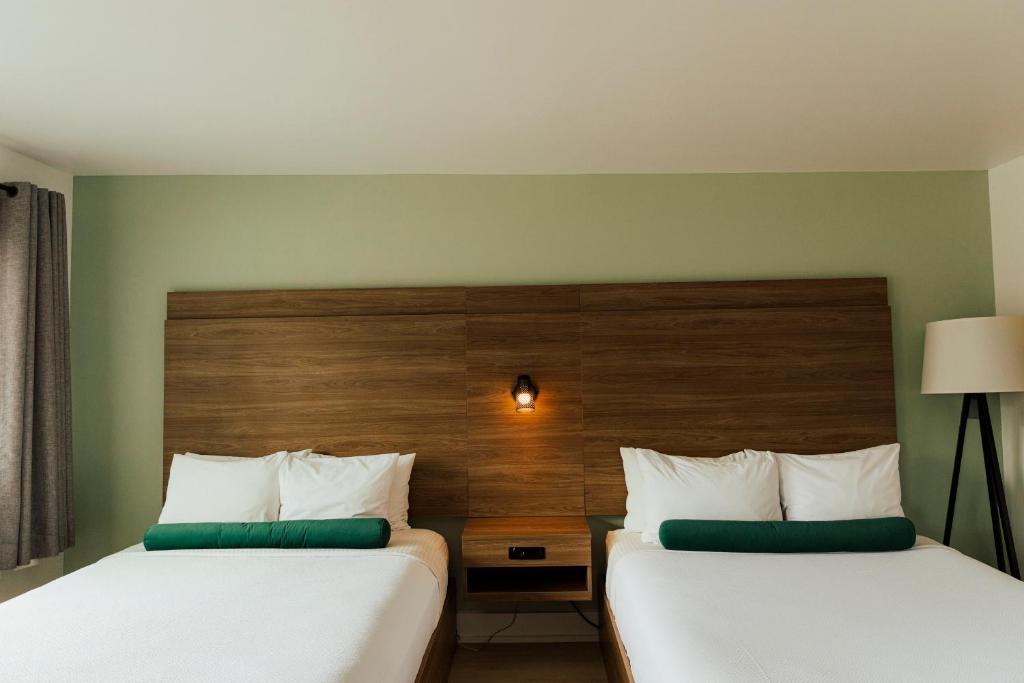 Postel nebo postele na pokoji v ubytování Ucluelet Wildwood Inn