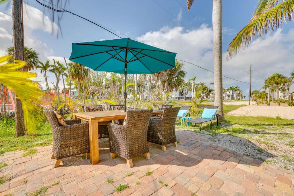 Taman di luar Walkable Gulf-View Getaway in Fort Myers Beach!