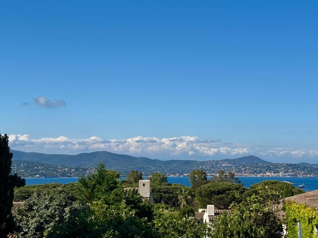 - une vue sur l'eau et la ville dans l'établissement La Casettina, à Saint-Tropez