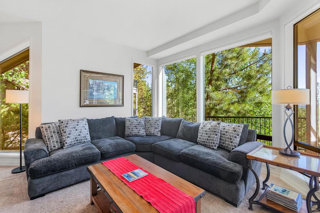 Χώρος καθιστικού στο Snowcap Escape at Mount Bachelor Village Resort with Pool and Hot Tub