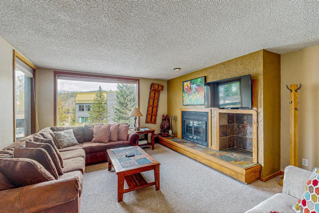 Una sala de estar con un sofá y una chimenea. en Snowblaze Condominiums C14, en Winter Park
