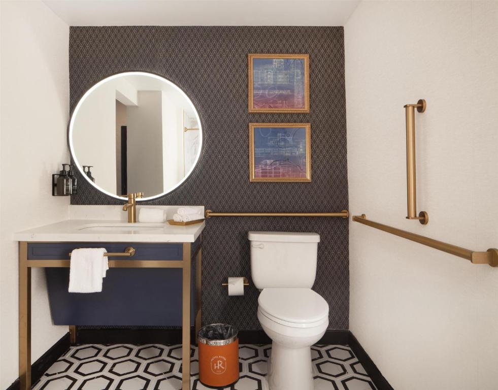 Koupelna v ubytování Hotel Royer Urbana Champaign, Tapestry Collection by Hilton