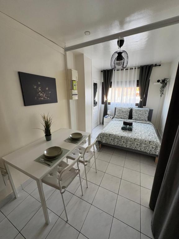 Photo de la galerie de l'établissement Ciné à la maison ! Studio à 3 min du métro, à Saint-Ouen