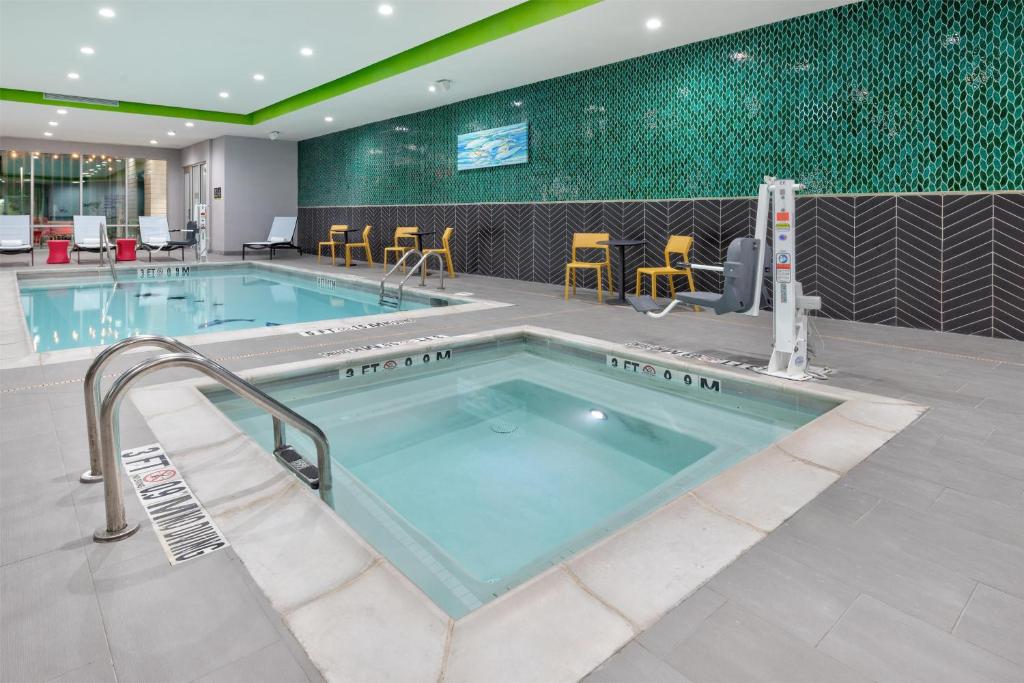 Bazén v ubytování Home2 Suites By Hilton Paris nebo v jeho okolí