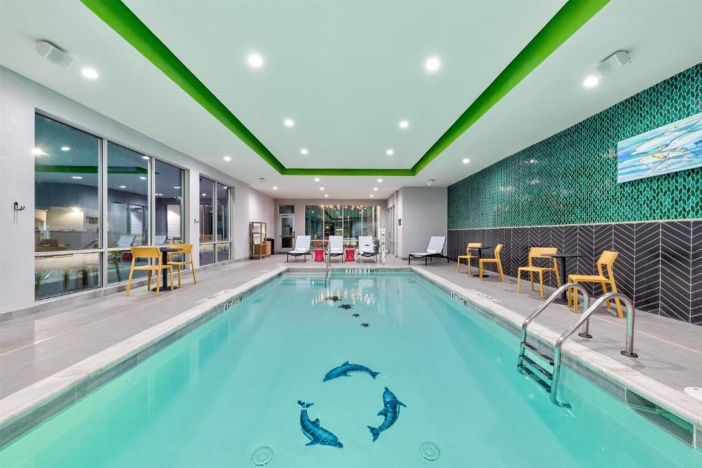 Bazén v ubytování Home2 Suites By Hilton Paris nebo v jeho okolí