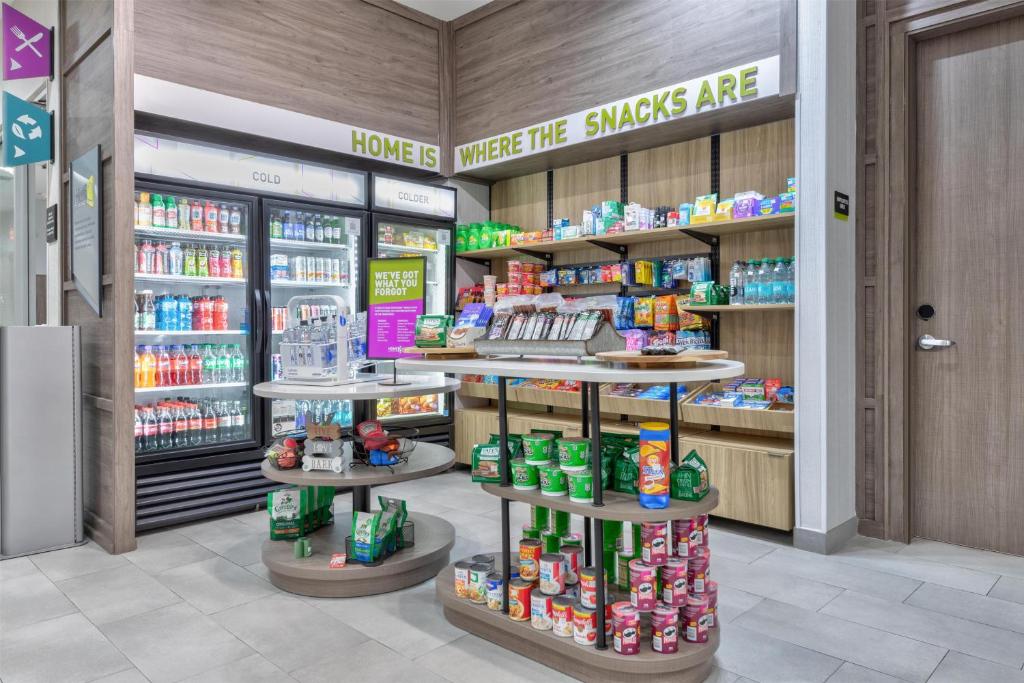 Supermarket nebo jiné obchody v  hotelu nebo okolí