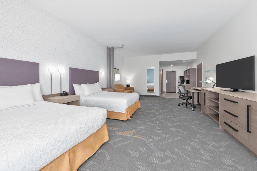 TV a/nebo společenská místnost v ubytování Home2 Suites By Hilton Paris