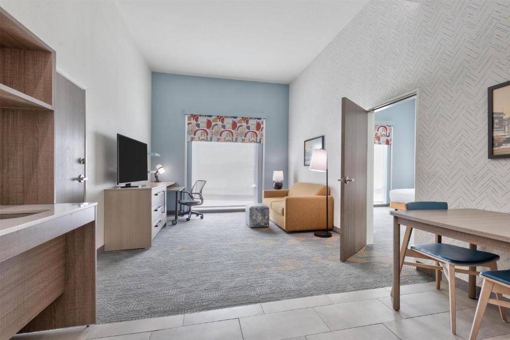 TV a/nebo společenská místnost v ubytování Home2 Suites By Hilton Paris