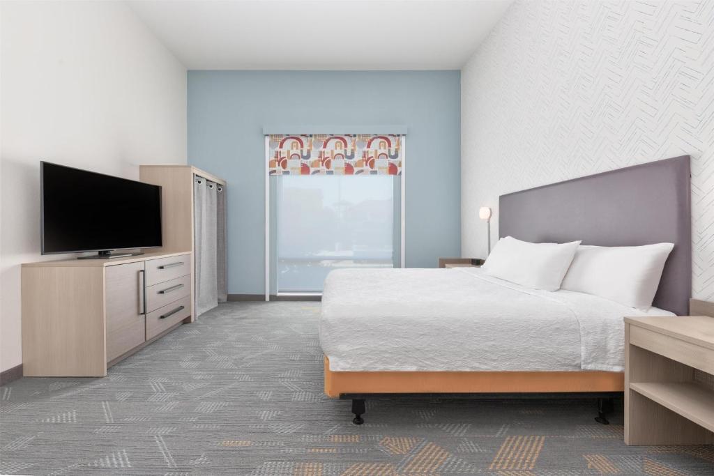 TV a/nebo společenská místnost v ubytování Home2 Suites By Hilton Paris