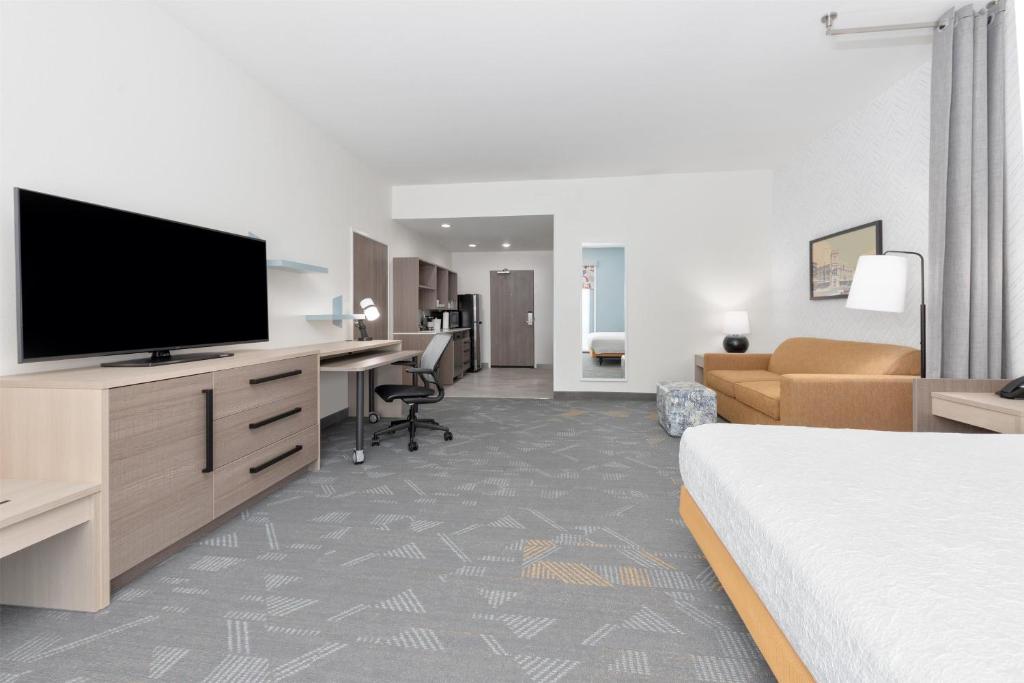 TV a/nebo společenská místnost v ubytování Home2 Suites By Hilton Paris