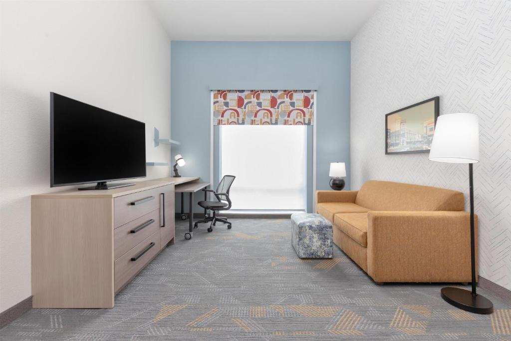 TV a/nebo společenská místnost v ubytování Home2 Suites By Hilton Paris
