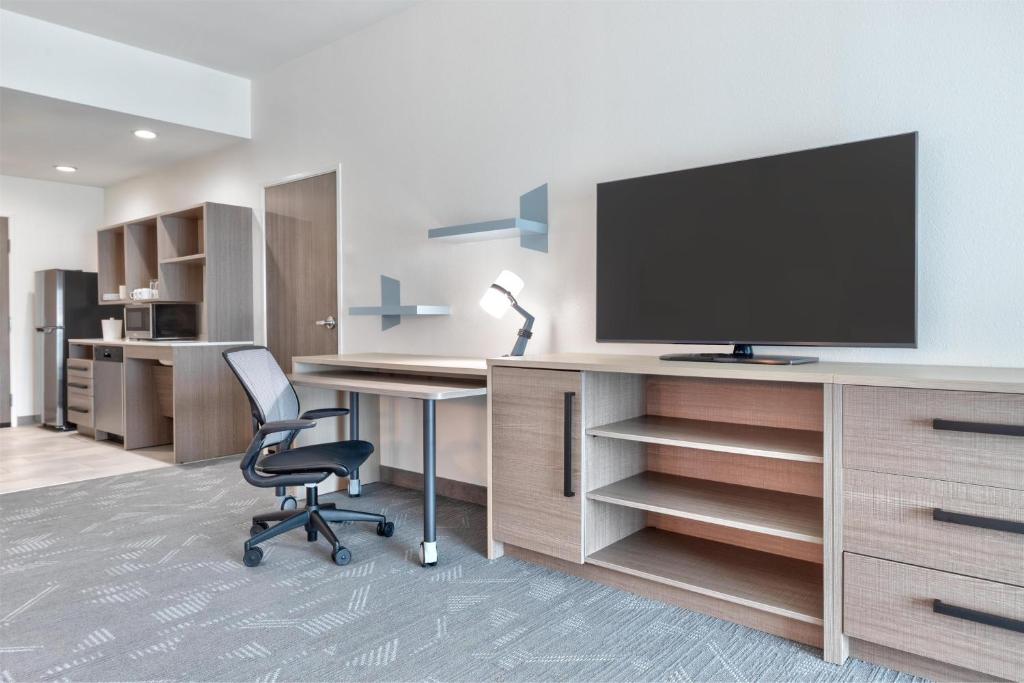 TV a/nebo společenská místnost v ubytování Home2 Suites By Hilton Paris