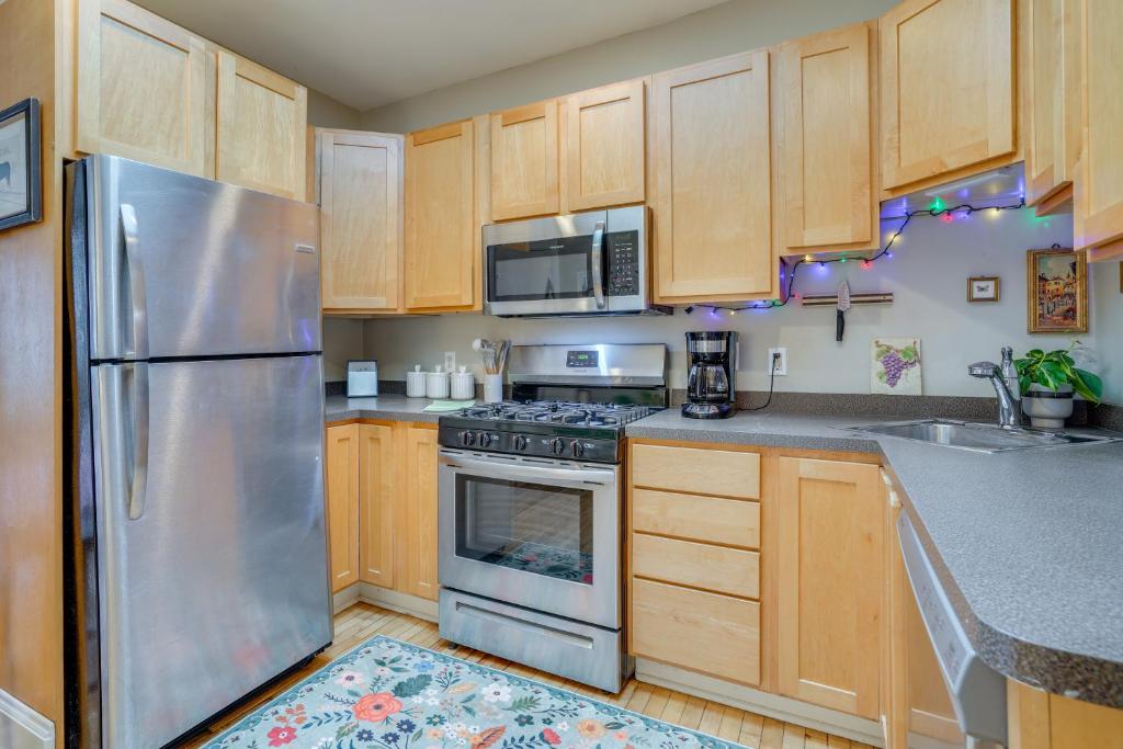 Virtuve vai virtuves zona naktsmītnē Less Than 1 Mi to Xcel Energy Center Walkable Hideaway!