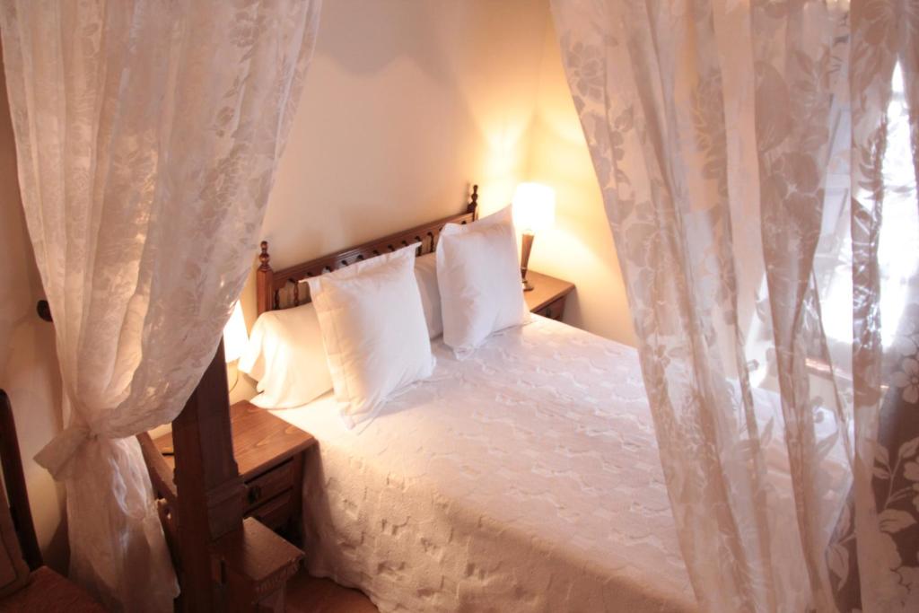 Postel nebo postele na pokoji v ubytování Hotel rural Rinconada de las Arribes