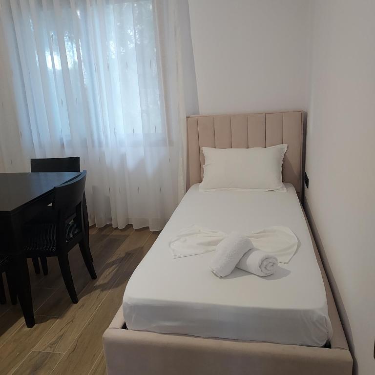 Postel nebo postele na pokoji v ubytování Guesthouse vlore