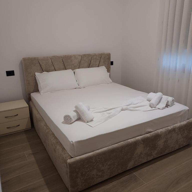 Postel nebo postele na pokoji v ubytování Guesthouse vlore