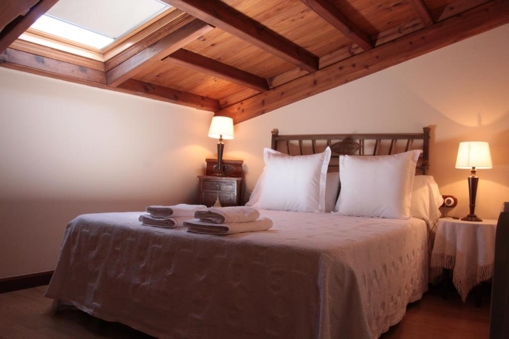 Postel nebo postele na pokoji v ubytování Hotel rural Rinconada de las Arribes